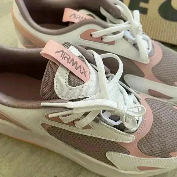 NIKE Air Max Bolt Size 6Y (8) - Picture 9 of 15